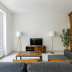 https://luxurious-2-bedroom-avenue-des-champs-lyses-saint.fr-paris.fr