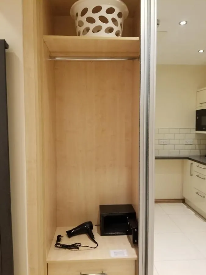 London Luxury Apartment 4 Bedroom Sleeps 12 People With 4 Bathrooms 1 Min Walk From Station Wanstead 0*,  United Kingdom