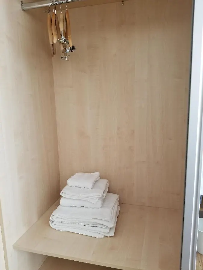 London Luxury Apartment 4 Bedroom Sleeps 12 People With 4 Bathrooms 1 Min Walk From Station Wanstead 0*,  United Kingdom